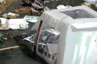 Un' urna elettorale galleggia in un lago di spazzatura accanto al seggio Building 2004, nel quartiere di Delmas. Wadner Pierre/IPS