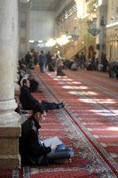 Rifugiati in preghiera in una mosche a Damasco Zack Baddorf/IPS