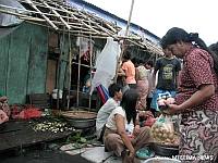 In cerca di cibo a Rangoon colpita dal ciclone Nargis Mizzima News