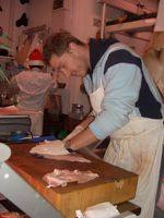 Un macellaio di Roma intento a tagliare il pollo Paul Virgo/IPS