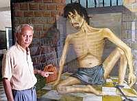 Chum Mey accanto a un dipinto di Vann Nath a Tuol Slein, il vecchio carcere dei Khmer rossi Marwaan Macan-Markar/IPS