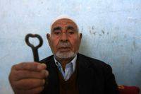 Yousef al-Hums conserva ancora la chiave di quella che una volta era la sua casa Mohammed Omer/IPS