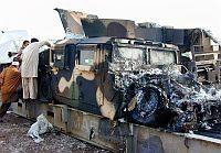 Un veicolo della Nato danneggiato dai talebani a Peshawar, 7 dicembre Ashfaq Yusufzai/IPS