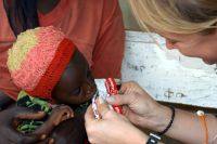 A Bereket Geyidere, di dieci mesi, viene somministrato il Plumpy'nut presso la Clinica Segen in Etiopia UNICEF/Indrias Getachew