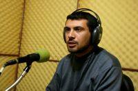 Khaled al-Sharqawi risponde alle telefonate che arrivano in radio Mohammed Omer