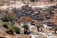 Bulldozer israeliani in territorio palestinese nel villagio di Ni'ilin. Mel Frykberg