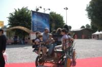 Visitatori su un mezzo ecologico a Terra Futura 