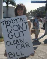 Manifestanti a Santa Monica contro la Toyota Corporate Accountability International