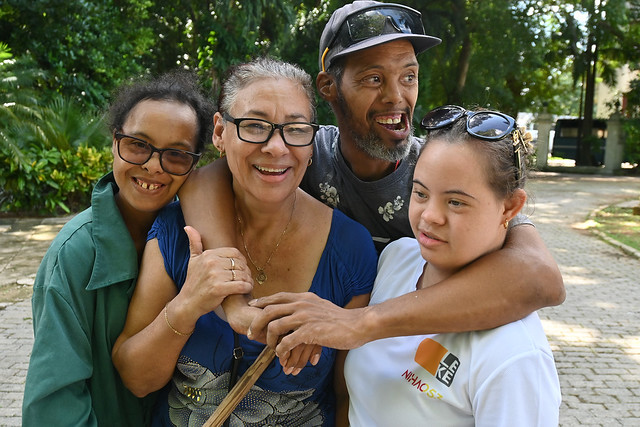 Quinta por la Inclusión Social -osallistamishankkeen nuoret poseeraavat yhteiskuvassa Havannassa. Kuuban perustuslaki kieltää kaiken syrjinnän, myös vammaisuuden perusteella. Kuva: Jorge Luis Baños/IPS