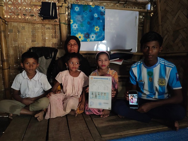 Mon Bahar ja hänen neljä lastaan. Vanhin tytär katosi vaarallisella siirtolaismatkalla Malesiaan. YK:n pakolaisjärjestö UNHCR varoitti viime toukokuussa, että Andamaanienmeren ja Bengalinlahden vesialueet ovat maailman tappavimpia. Yksi viidestä merimatkalle lähteneestä on ilmoitettu kuolleeksi tai kadonneeksi. Kuva: Mohammed Zonaid/IPS