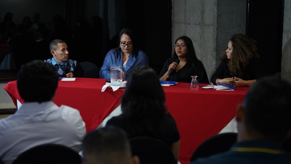 PCIN-järjestön edustajat esittelevät San Joséssa kirjaa maanpaossa elävien toimittajien kokemuksista. Kuva: José Mendieta/IPS