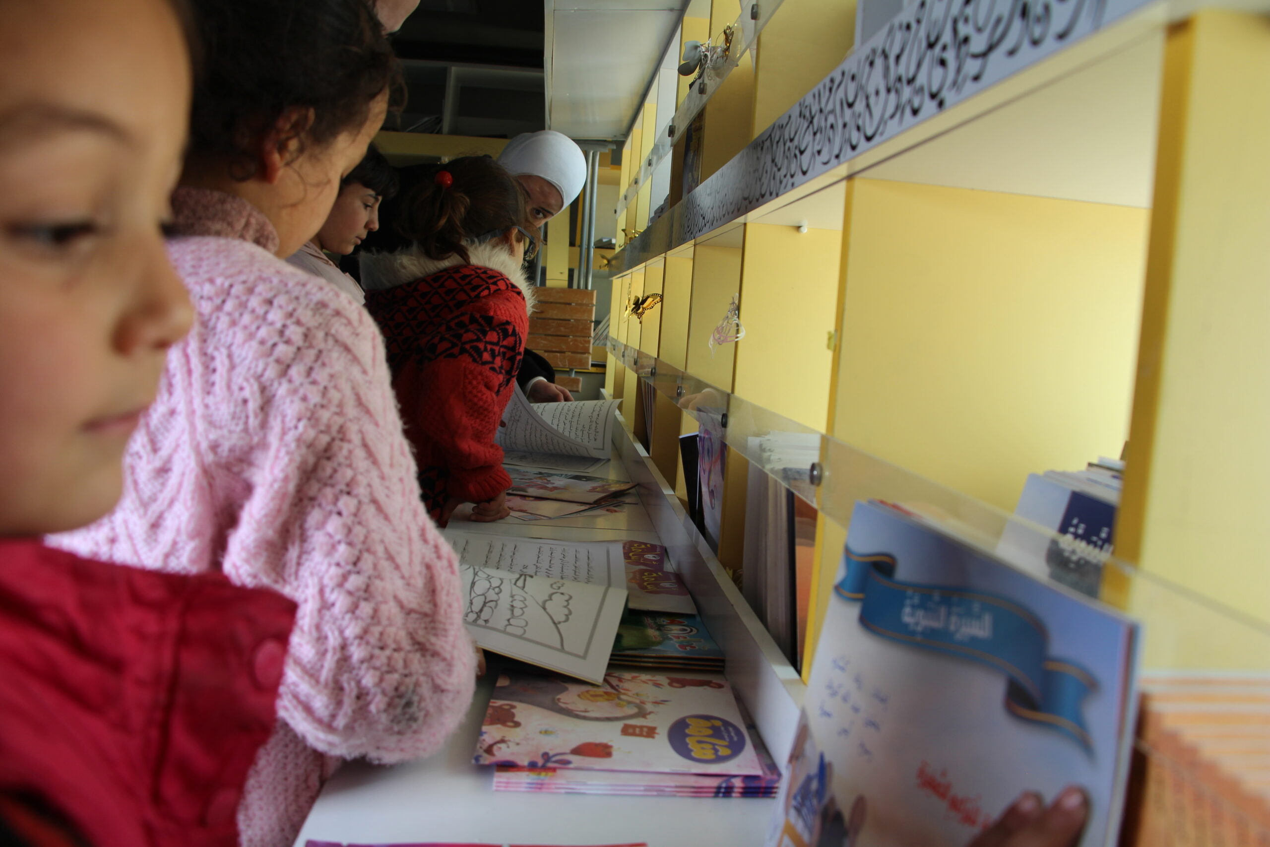 Kulttuuribussin saapuminen herättää suurta innostusta Al-Azraqin leirillä Pohjois-Syyriassa. Hanke on Syyrian ensimmäinen, mutta tavoitteena on laajentaa ja hankkia lisää ajoneuvoja. Kuva: Sonia Al Ali/IPS