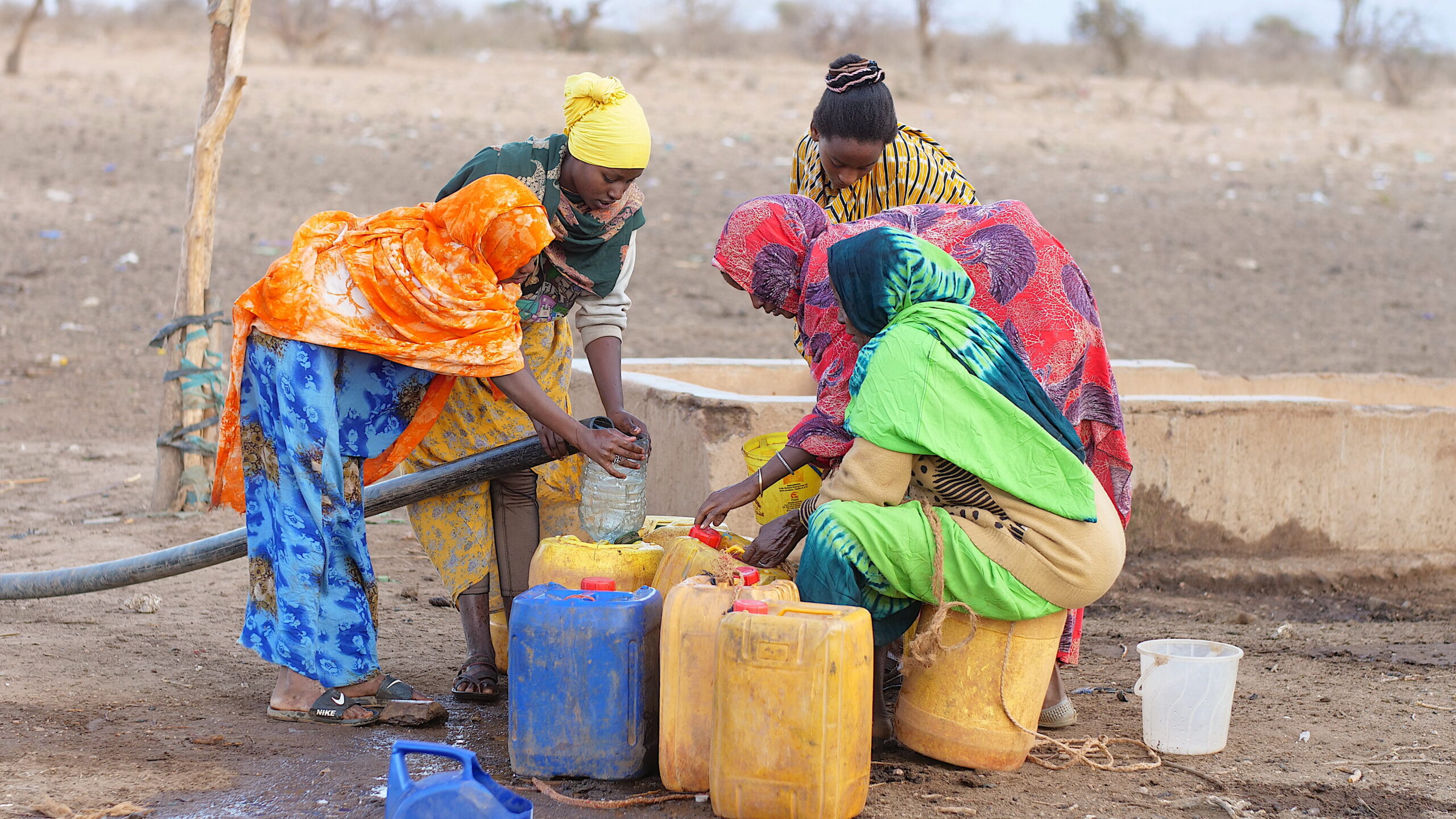 Naiset hakevat vettä yhdeltä ainoalta vesipisteeltä Mandera Countyn alueella Keniassa, jossa kuivuus tekee veden saannista päivittäisen kamppailun. YK:n raportin mukaan vesiturvaa ei voida saavuttaa ilman tasa-arvoa ja toimivaa päätöksentekoa. Kuva: Charles Kariuki/IPS