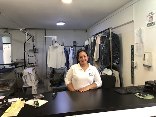 Ecuadorilainen Isabel työpaikallaan pesulassa ostoskeskuksessa La Reinan kunnassa Santiagon esivuoristoalueella. Isabelilla ei ole papereita, ja hän pelkää. Asiantuntijoiden mukaan pelkoa lietsotaan tietoisesti, ja pelko on jo todellista siirtolaisten keskuudessa. Kuva: Orlando Milesi/IPS