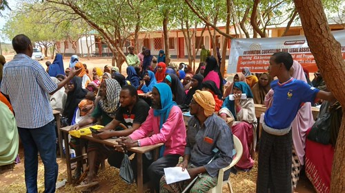 Garissan piirikunnan asukkaat osallistuvat tilaisuuteen, jossa käsitellään henkilöllisyyttä ja kansalaisuutta. Ilman kansallista henkilökorttia tai passia pankkitilin avaaminen, liiketilan vuokraaminen, terveyspalveluihin pääsy, korkeakouluopinnot ja virallisen työn saaminen on mahdotonta. Kuva: Jackson Okata/IPS