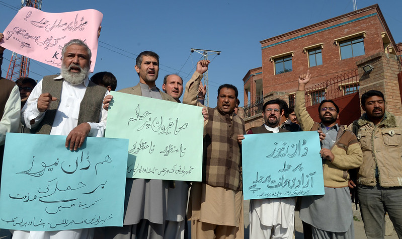 Arkistokuvassa toimittajat protestoivat Peshawarin lehdistöklubin edustalla. Toimittajia suojeleva komitea (CPJ) vaatii Pakistania peruuttamaan uudet määräykset, jotka rajoittavat ulkomaisten tiedotusvälineiden toimittajien liikkumista ja työskentelyä maan sisällä. Kuva: Ashfaq Yusufzai/IPS