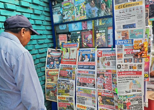 Lehtikioski Limassa, Perussa. Latinalaisessa Amerikassa suurin muutos näkyy painetussa lehdistössä. Radio ja televisio tavoittavat edelleen laajan yleisön, vaikka niiden merkitys uutislähteinä vähenee. Kuva: Mariela Jara/IPS