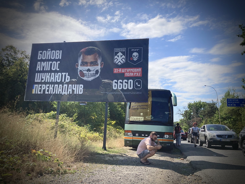 Rekrytointijulisteet houkuttelevat miehiä rintamalle. YK:n pakolaisjärjestön mukaan Ukrainan sota on ajanut 3,6 miljoonaa ihmistämaan sisäisiksi pakolaisiksi. Kuva: Karlos Zurutuza/IPS