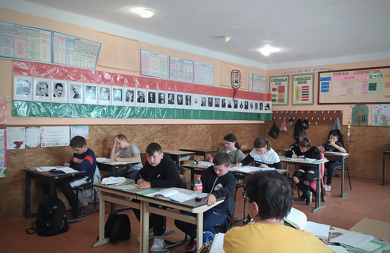 Unkarilainen koulu Länsi-Ukrainassa. Unkarilaisvähemmistön sisällä on vielä toinen vähemmistöryhmä: unkaria puhuvat romanit. Romanilasten osuus koululaisista on merkittävä. Kuva: Zanko Barnabas/IPS